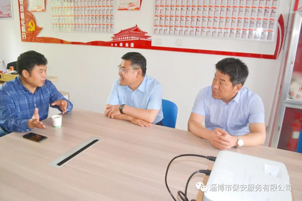 聽取社區(qū)工作人員對(duì)社區(qū)基本情況和群眾反映的意見、需求的介紹.jpg